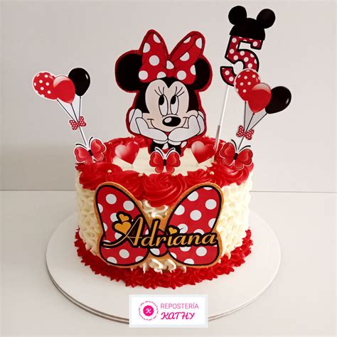 Minnie egér témájú emeletes születésnapi torta ünnepi díszítésben