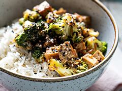 Tál szezámmagos tofu rizzsel és brokkolival