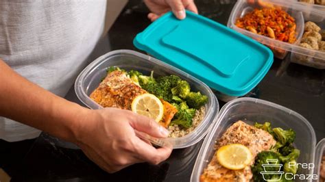 Készételekkel teli ételtartó dobozok a meal prep jegyében