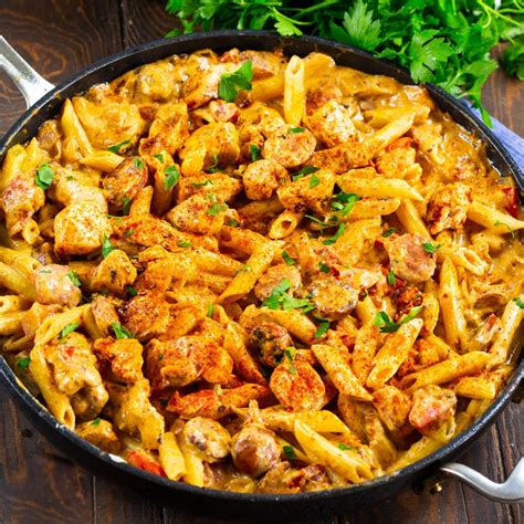Frissen tálalt Cajun pasta parmezánnal és petrezselyemmel