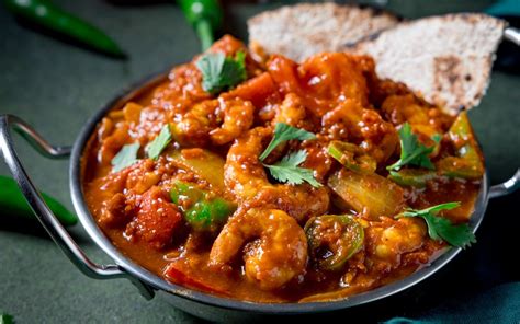 hagyományos balti edényben tálalt csirke curry