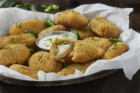 különböző jalapeno sajtfalatok egy tálon