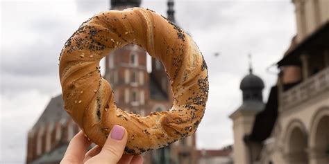 Több féle obwarzanek, a krakkói karika alakú perec, kosárban