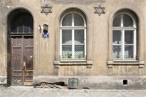 A krakkói zsidó negyed éjszakai látképe, hangulatos éttermekkel és emberekkel