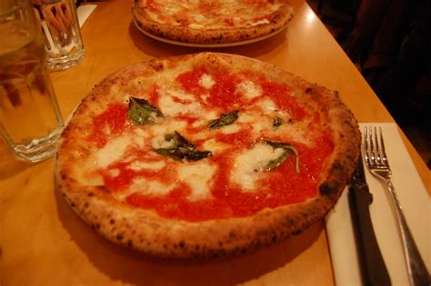 Nápolyi pizza szelet