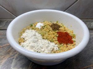 Különböző fűszerek a rántott leveshez: paprika, kömény, fokhagyma