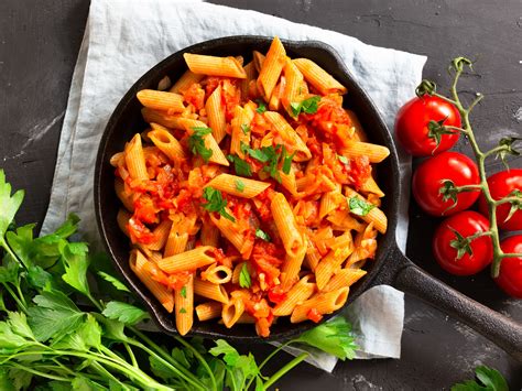 Frissen tálalt penne all'arrabbiata bazsalikommal