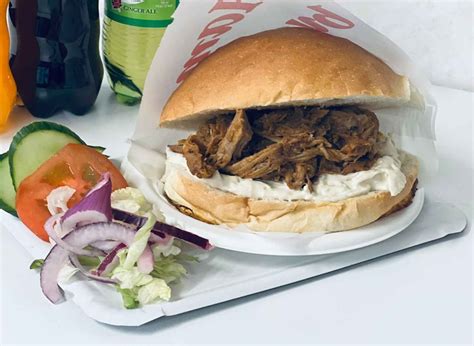 Pulled pork szendvics friss zöldségekkel és káposztasalátával