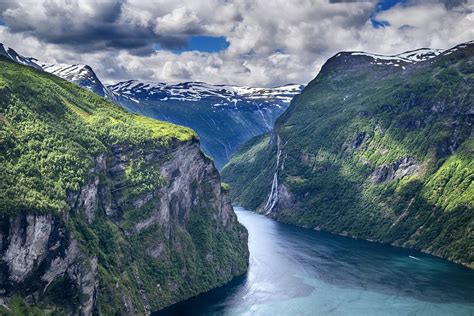 Norvég táj fjordokkal és hegyekkel