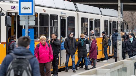 Norvégok a tömegközlekedésen, hangsúlyozva a személyes teret