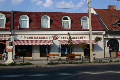 A Szent Korona Cukrászda épülete Soltvadkerten