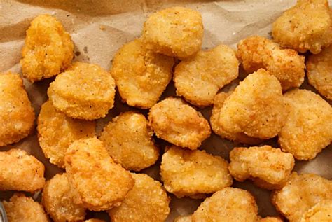 panírozott csirke nuggets sütőpapíros tepsiben