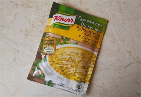 Zacskós leves összetevői a csomagoláson