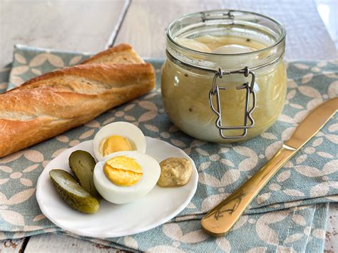 Savanyított tojások egy befőttesüvegben