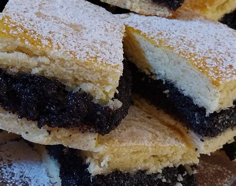 alapanyagok egy tálban a mákos pite tésztájához