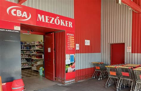 a gondosan összeállított ételcsomagok átadása a mentőállomáson