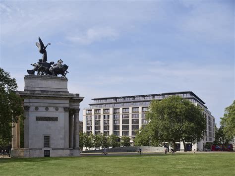 A London-HOSTEL-Vendéglő épülete és környezete Dabasban