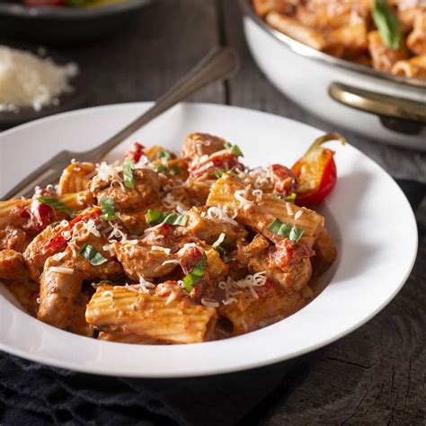 Csípős paradicsomos rigatoni csirkemelllel és friss zöldségekkel