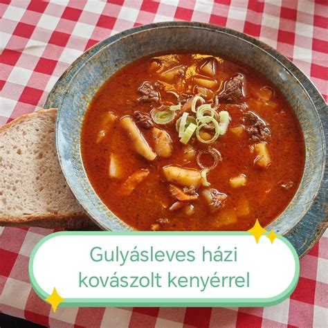 egy tál gazdag, forró korhelyleves friss kenyérrel és tejföllel tálalva
