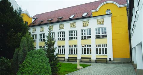 Szentendrei Ferences Gimnázium épülete