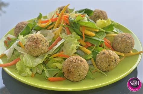 Falafel golyók friss salátával