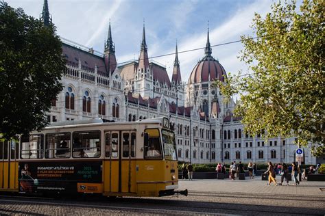 Különböző típusú épületek, ahol szendvicspanelt használtak