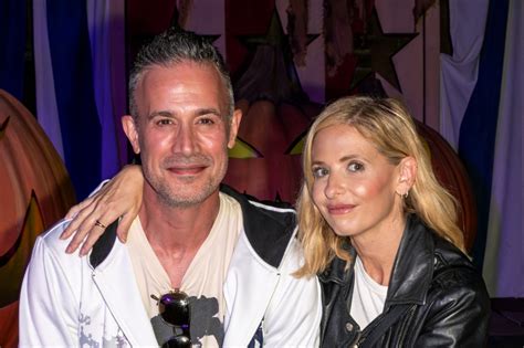 Freddie Prinze Jr. a konyhában, ahogy a gyerekek is besegítenek