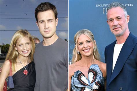 Freddie Prinze Jr. és Sarah Michelle Gellar a családi étkezőasztalnál, körülöttük a gyermekeik