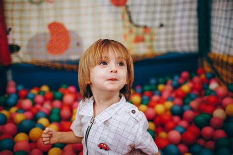 gyermek játszik dino figurával