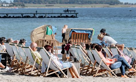 Gumimatraccal a vízen napozó emberek