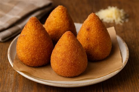 Arancini formázása és panírozása