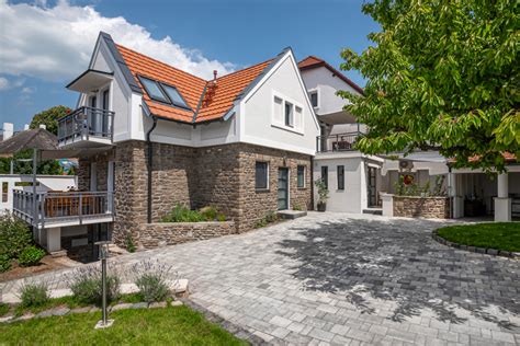 Az Adler Vendégház épületegyüttese Tihany panorámájával a háttérben