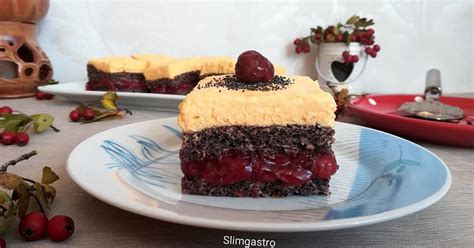 Különböző meggyes sütemények, például meggyes-mákos kocka és meggyes-krémes torta.