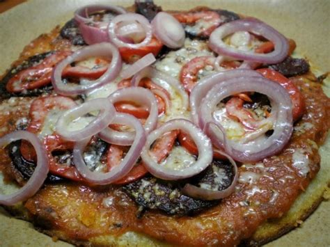 Paleo pizza frissen sütve, feltétekkel
