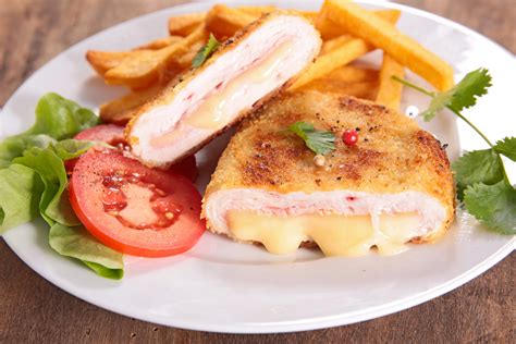 Cordon Bleu csirkemell tálalva