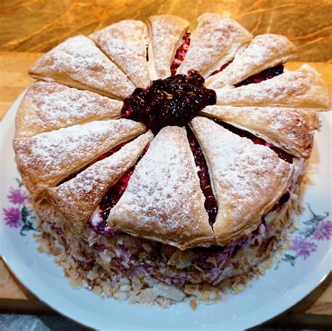 Ünnepi torta ostyaképpel