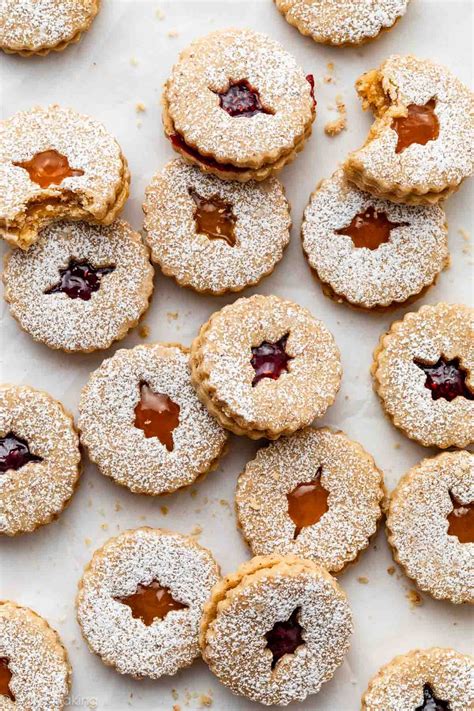Díszített linzer teasütemények különböző ízekkel