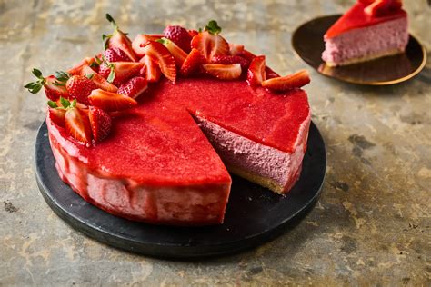 friss eper mousse torta szeletelve a tányéron