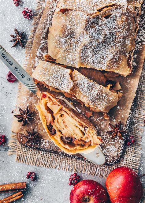 Apfelstrudel vaníliaöntettel és tejszínhabbal