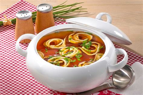 Frittatensuppe apróra vágott palacsintával