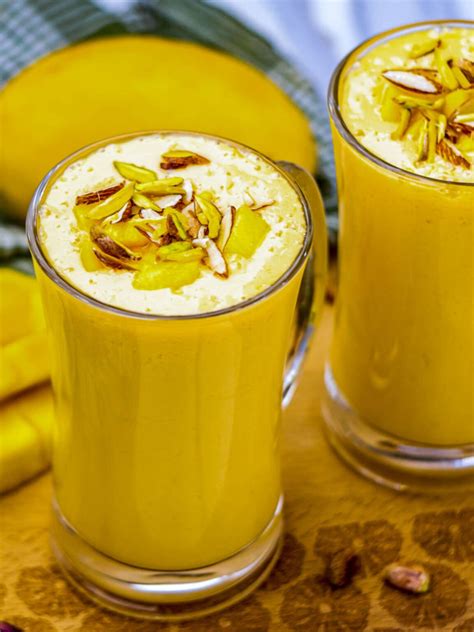 Mango lassi pohárban, pisztáciával díszítve