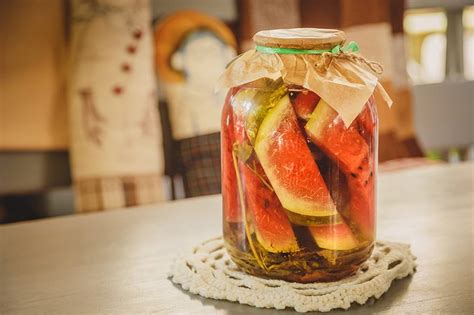 Többféle dinnyehéj savanyúság üvegben, fűszerekkel