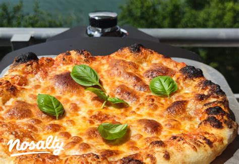 Nápolyi pizza sütés közben, buborékos tészta