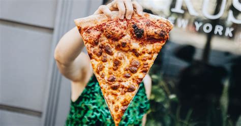 New York stílusú pizza szelet