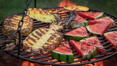 Különböző gyümölcsök grillezés közben