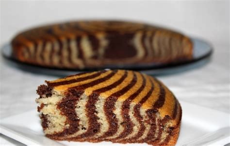 Zebra piskóta nyers tésztája a formában