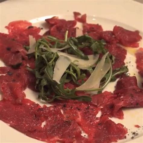 Tányéron elhelyezett kardhal carpaccio rukkolával