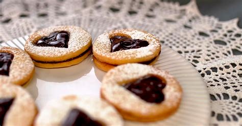 egy professzionális ételfotós munka közben egy csokoládés desszertet fotóz
