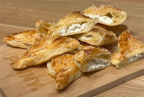 Hagyományos, csiga alakúra tekert, ropogósra sült túrós burek