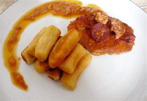 Emeletes sertésborda őzgerincformában, feltálalva